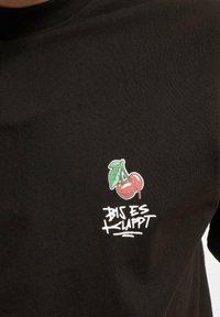 DEF BEK X CHERRY - T-shirts med print - black
