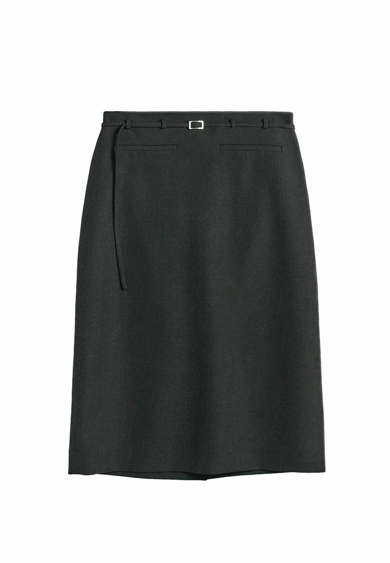 Čierna sukňa dĺžky ku kolenám s úzkym opaskom a pútkami na opasok, disponuje dvoma malými horizontálnymi rozparkami na prednej strane.