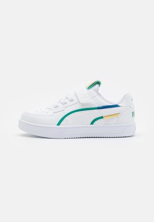 Białe sneakersy o gładkim wykończeniu skórzanym, z zielonymi, niebieskimi i żółtymi akcentami, z zapięciem na sznurówki oraz rzepem na kostce.