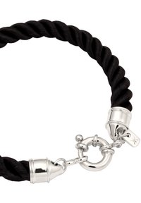 Svart vriden snörarmband med silverfärgade detaljer, inklusive en cirkulär lås och dekorativa accenter.