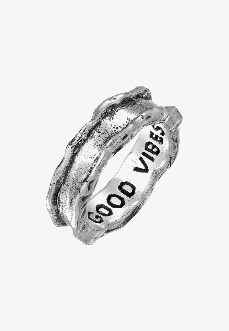 Bague en argent, texturée, présentant un design ondulé. Intérieur gravé avec les mots "BONNES ondes" en lettres majuscules.