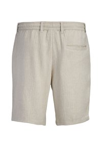 Short beige longueur genou avec passants de ceinture, une seule poche arrière et un motif chevron discret, vu de dos.