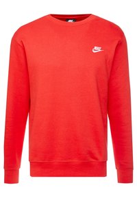 Röd sweatshirt gjord av mjukt tyg, med rund halsringning, långa ärmar och en vit Nike-logotyp på vänster bröst.