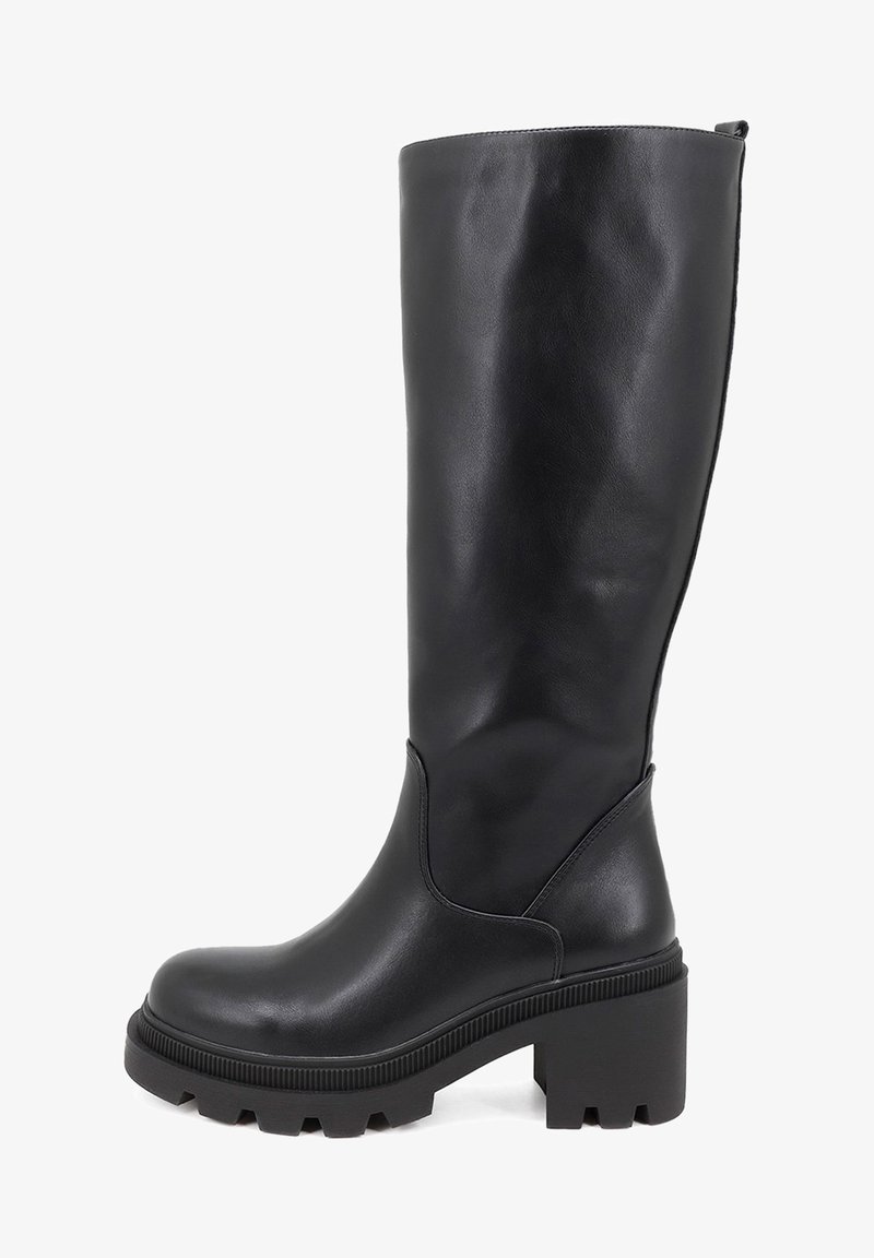 Botte noire en cuir montant jusqu'au genou avec semelle crantée épaisse et talon bloc, finition lisse, et languette de traction à l'arrière.