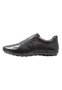 Fekete bőr slip-on cipők sima textúrával, kerek orral és diszkrét varrott díszítésekkel. Gumi talpához tapadást segítő bordák tartoznak.