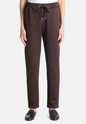 Pantalon marron foncé coupe droite avec taille à cordon et poches latérales, porté avec des mocassins marron foncé sur une personne debout.