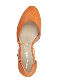 Pompe en daim orange avec un bout arrondi, une sangle à la cheville et un talon étroit. L'intérieur présente un texte de marque doré et un revêtement lisse.
