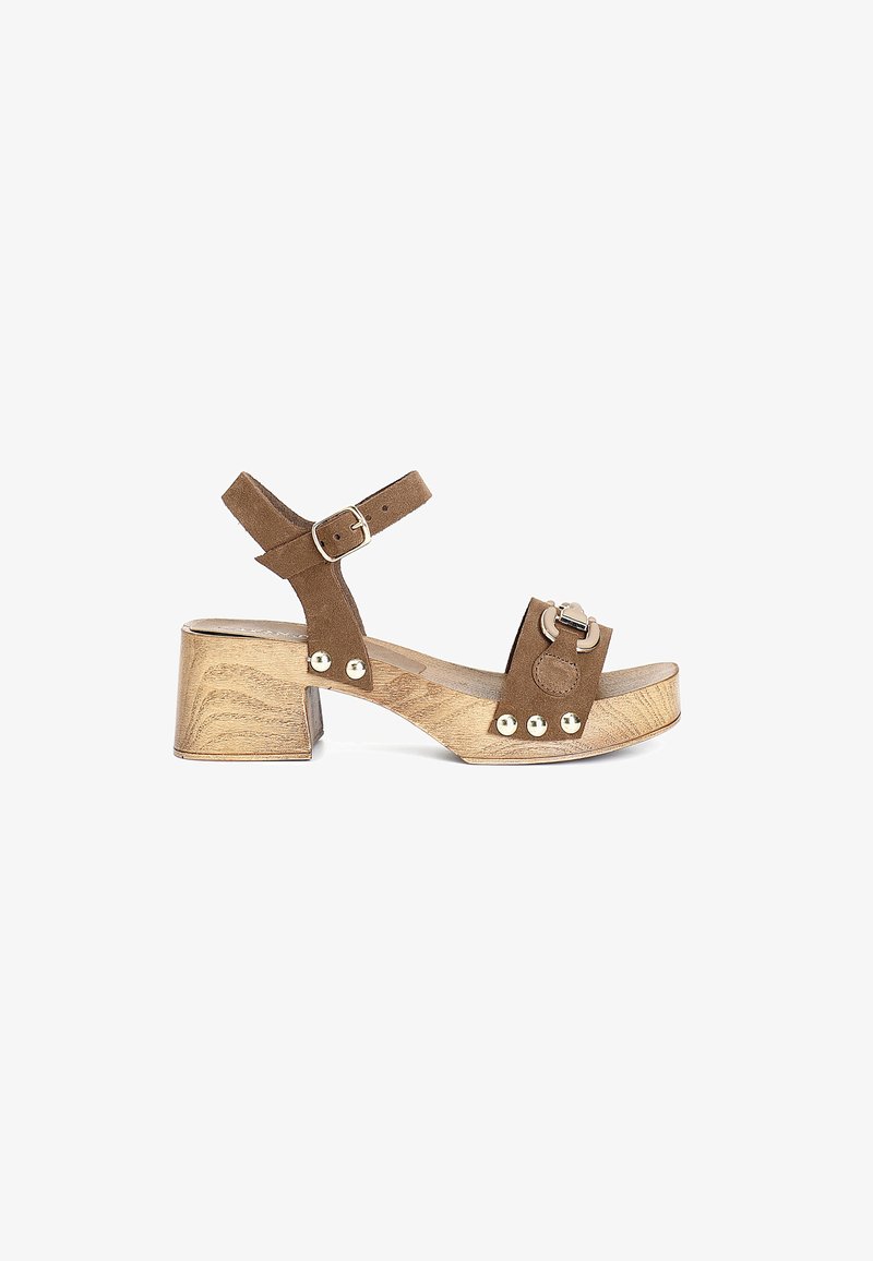 Bruine suède gehakte sandalen met een brede band en gesp. Houten blokhak en metalen studs benadrukken de ontwerpelementen.