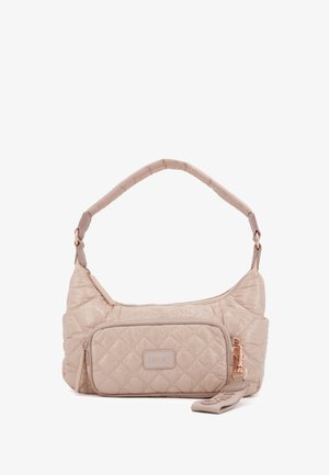 Borsa a tracolla trapuntata in beige chiaro con design curvo, dotata di tasca frontale con zip, logo impresso e una tracolla imbottita e regolabile.