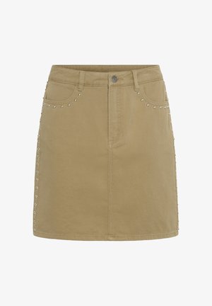 Minigonna in denim beige con bottoni e cerniera frontali, decorata con borchie argentate lungo le tasche e le cuciture laterali.