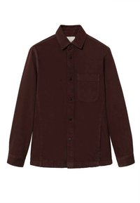 Camicia button-up borgogna in tessuto di cotone, maniche lunghe, colletto a punta, una tasca sul petto, bottoni neri, design semplice senza fantasie.