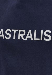 Mörkblå bomullströja med stor vit text som säger "ASTRALIS." Tyget verkar mjukt med en slät textur.