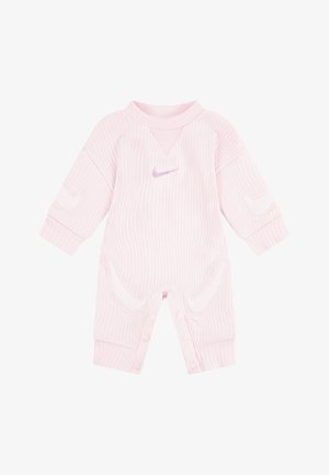 Tutina rosa a costine realizzata in morbido tessuto, con scollatura a V, maniche lunghe e un piccolo logo Nike viola sul petto. Chiusura con bottoni sul fondo.