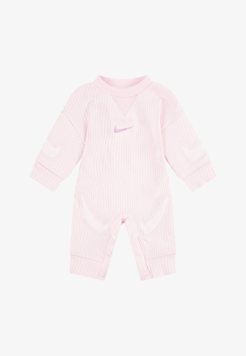 Ροζ ριγωτό φορμάκι φτιαγμένο από μαλακό ύφασμα, με v-λαιμό, μακριά μανίκια και μικρό μωβ λογότυπο Nike στο στήθος. Κλείσιμο με κουμπί στο κάτω μέρος.