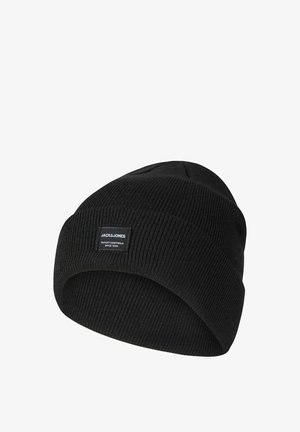 Schwarze, gerippte Strickmütze mit umgeschlagenem Bündchen und kleinem rechteckigem Aufnäher mit der Aufschrift "JACK & JONES Quality Essentials Since 1990."