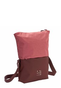 Borsa in materiale riciclato con la parte superiore rosa e il fondo marrone. Presenta una chiusura con zip, una tracolla regolabile e dettagli in testo bianco sul lato frontale.