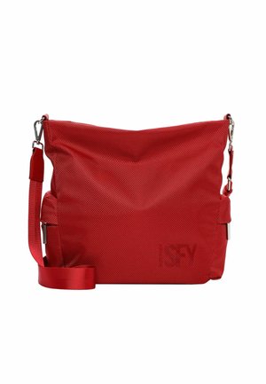 Sac bandoulière rouge texturé avec sangle réglable et fermoirs argentés, de forme rectangulaire avec les initiales discrètes de la marque en bas à droite devant.
