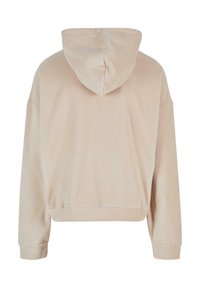 Beige hoodie met een zachte textuur, een ronde capuchon en geribde boorden. Gekrompen ontwerp zonder zichtbare sluitingen of patronen.