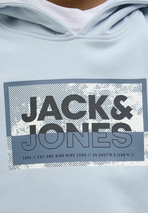 Felpa blu chiaro con cappuccio, caratterizzata da una grafica rettangolare grigia che mostra il testo "JACK & JONES" con un motivo a strisce e coordinate geografiche.