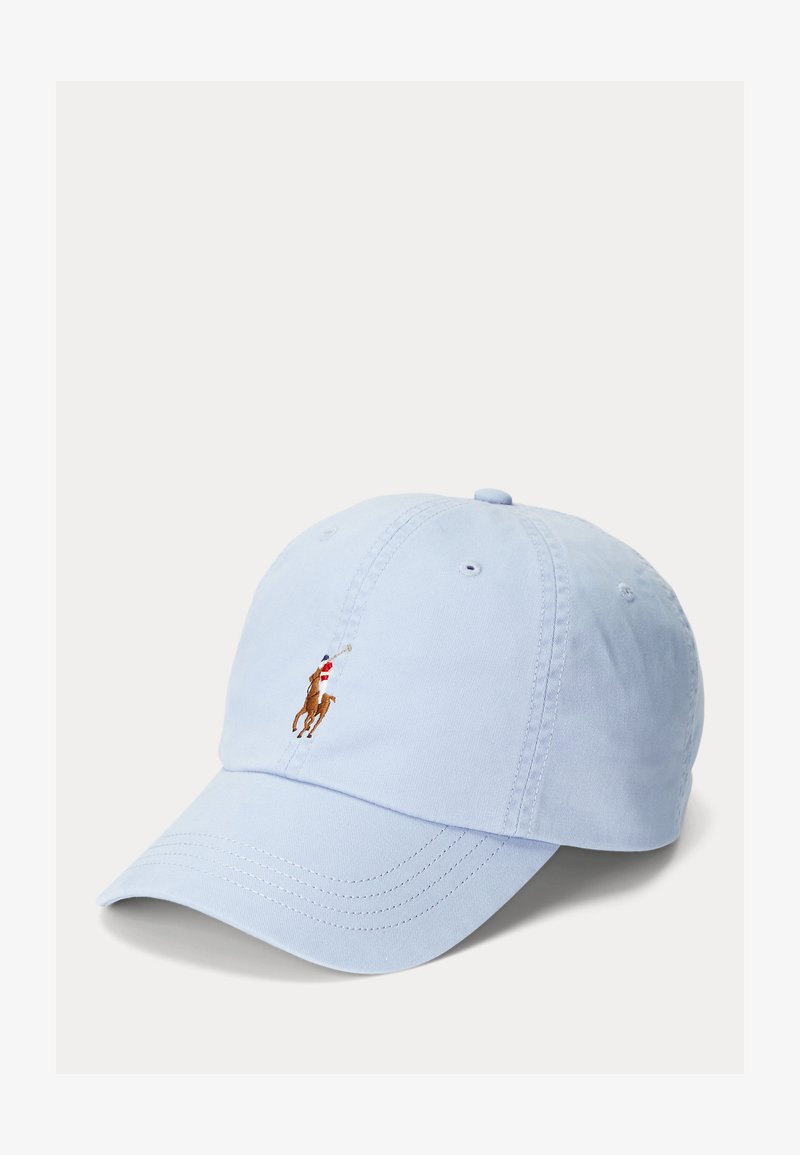 Șapcă de baseball albastru deschis cu cusături vizibile și un logo brodat cu un jucător de polo călare, în față.