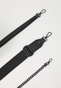 Tre sorte stropper: en glat læder, en textured stof med en metalspænde, og en kædelink, alle med metalclips.