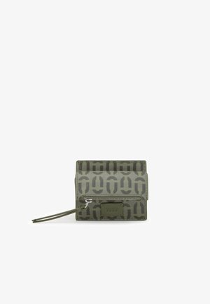 Zielony portfel z płótna z wzorzystym motywem, zamknięciem na zamek i metką z napisem "TOUS". Kompaktowy, prostokątny kształt o teksturowanej powierzchni.