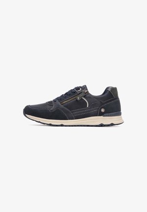 Zapatilla deportiva de color navy con parte superior de ante y malla, suela en crema contrastante, costuras decorativas y detalle de cremallera lateral.