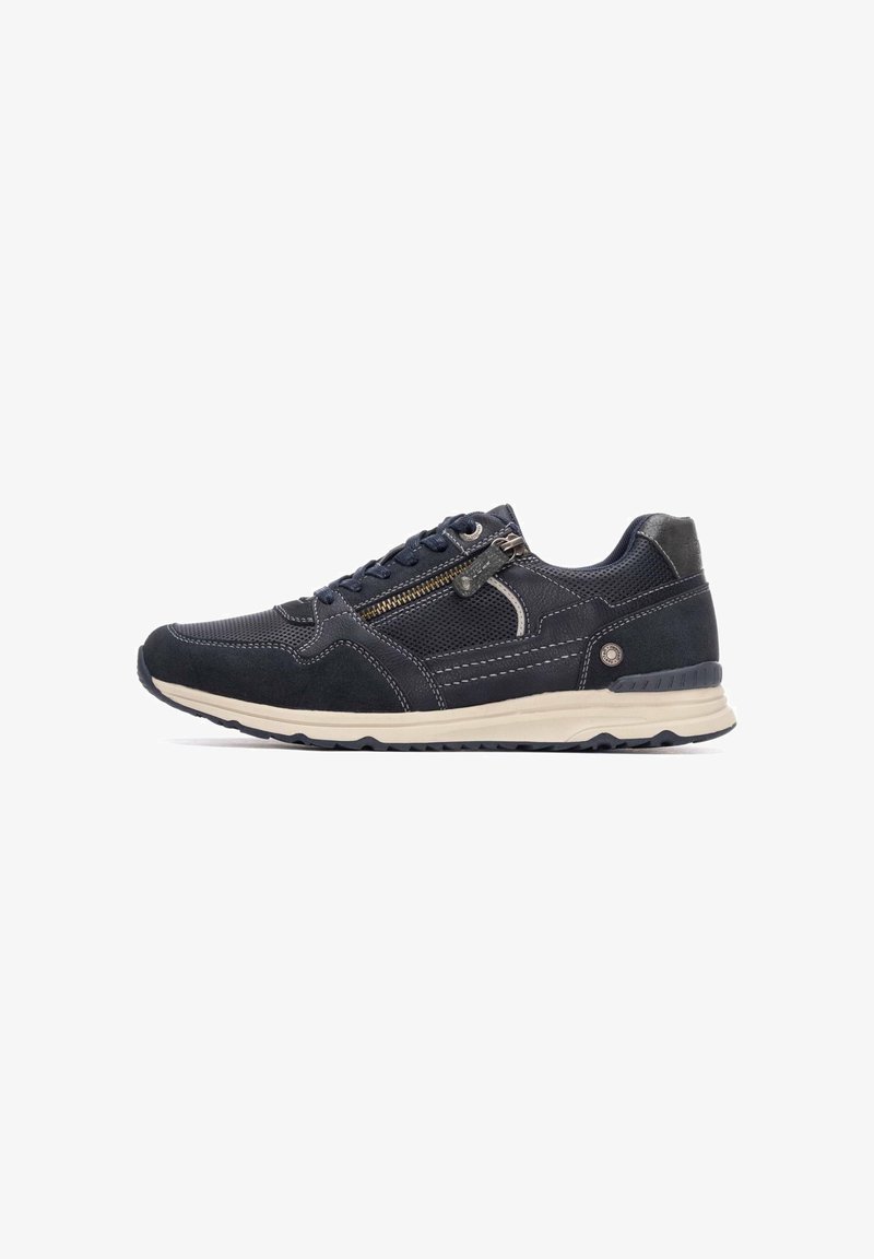 Zapatilla deportiva de color navy con parte superior de ante y malla, suela en crema contrastante, costuras decorativas y detalle de cremallera lateral.