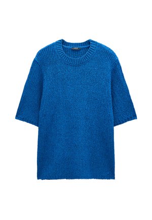 Niebieski dziergany sweter z krótkim rękawem, okrągłym dekoltem i grubą prążkowaną fakturą, prezentowany na białym tle.