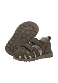 Bruna lädersandaler med flera utskärningar, en kardborreband och en texturerad gummisula med stjärnmönster. Tvåfärgad design för stabilitet.