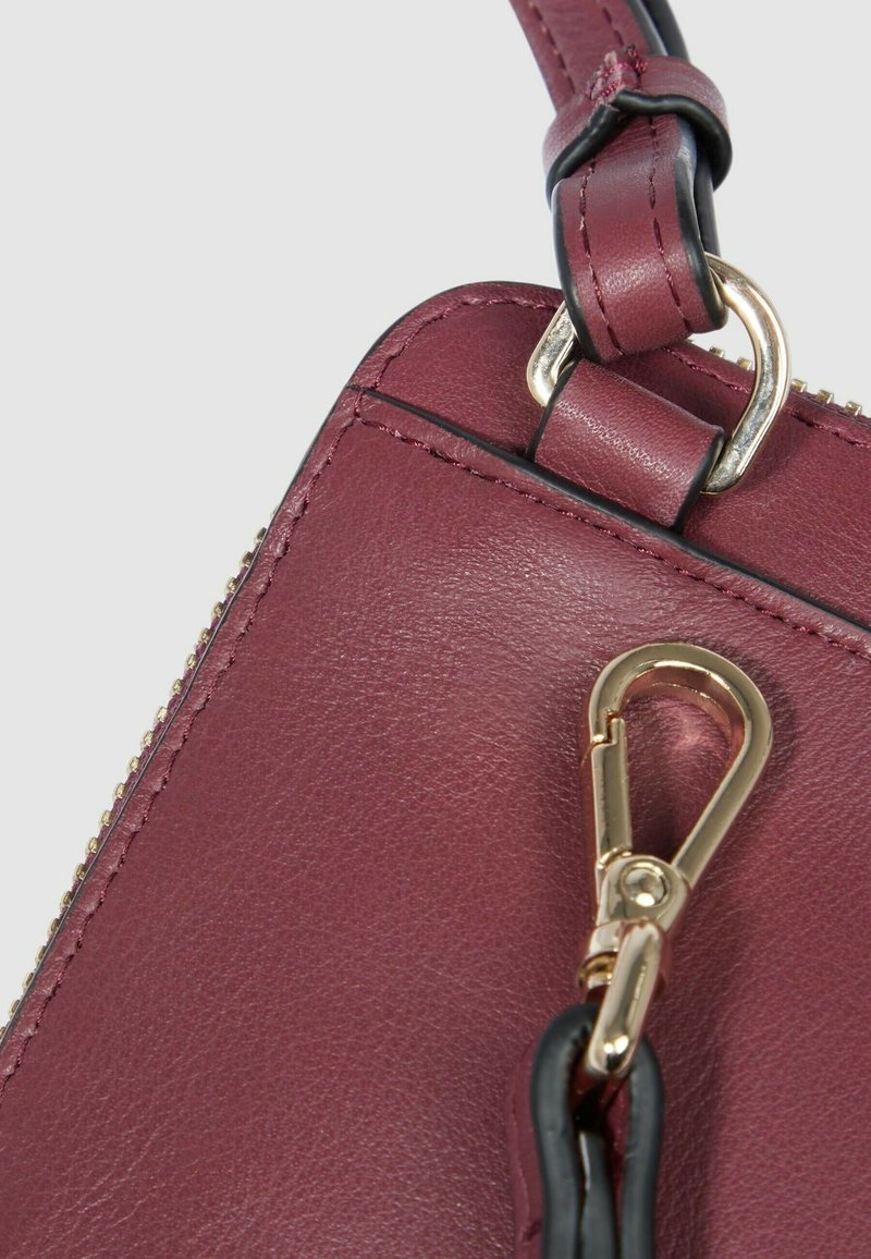 Porta Telefono Da Collo Piquadro In Pelle Bordeaux – Con Tasca Frontale, Porta Carte, Polsiera Rimovibile, Protezione RFID, Misura 11x17x4 Cm, Elegante E Funzionale - 2