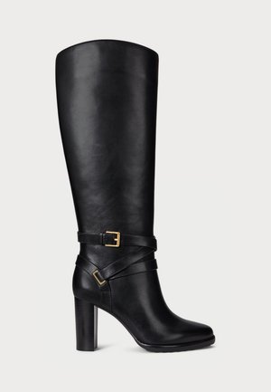 Stivale alto in pelle nera fino al ginocchio con tacco a blocco alto, cinturino regolabile con fibbia e una texture liscia dal design elegante.