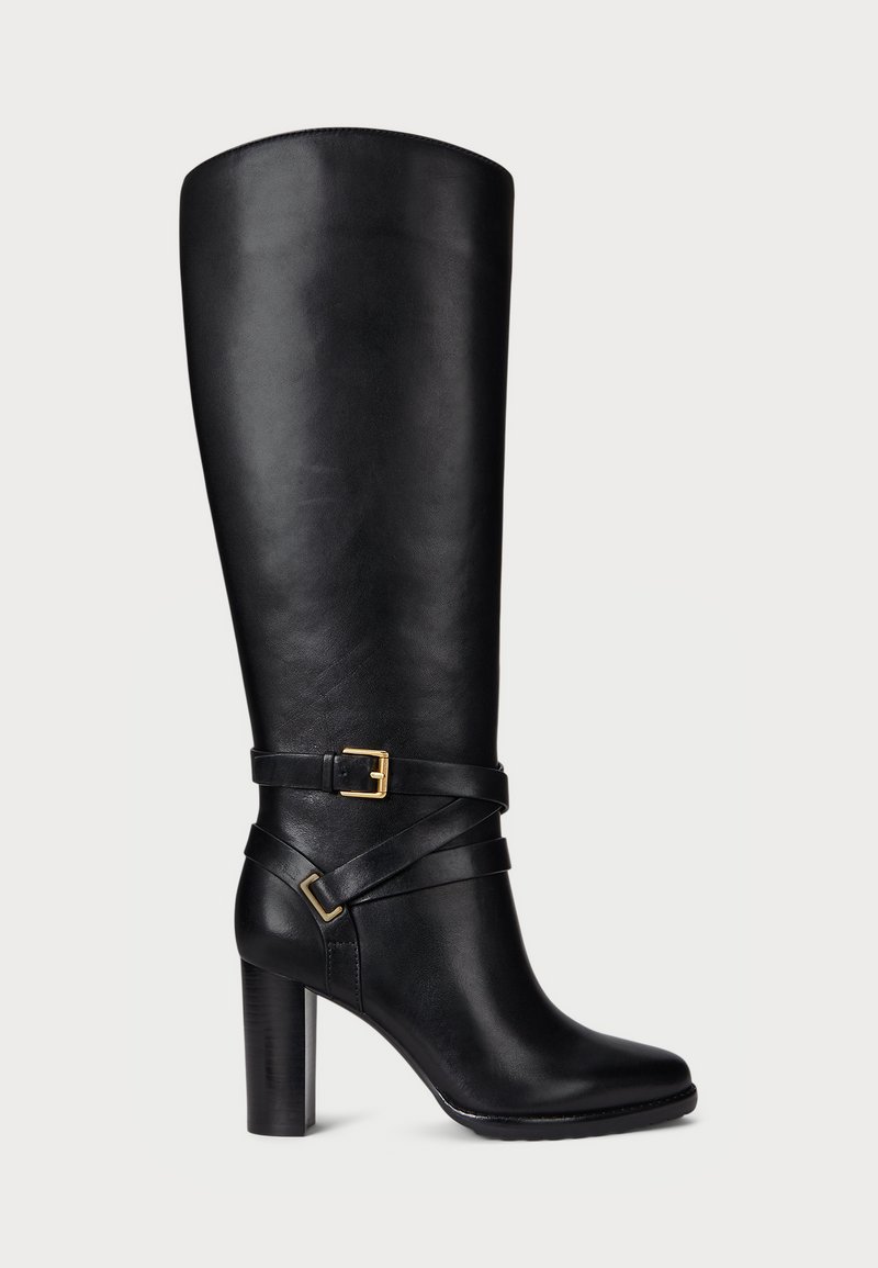 Botte noire en cuir jusqu'au genou avec un talon bloc haut, une sangle à boucle réglable et une texture lisse au design épuré.