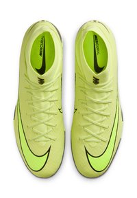 Lys gule fodboldstøvler med en tekstureret overflade, sorte swoosh-accenter og snøresystem. Inkluderer "MERCURIAL" branding på tungen.