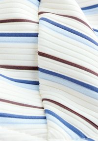 Material textil cu textură nervurată, cu dungi orizontale în albastru deschis, albastru închis și maro pe un fundal alb.