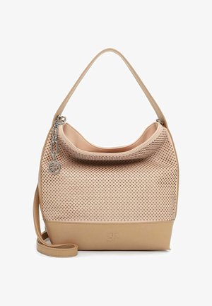 Beżowa skórzana torebka z perforowanym wzorem, pojedynczym górnym uchwytem, odpinanym paskiem na ramię oraz srebrnym łańcuszkiem z zawieszką w kształcie koła z logo.