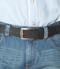 Fekete bőr öv ezüst színű fém csattal, sima textúrával és négy állítólyukkal, kék farmernadrággal viselve.