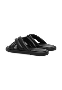 Zwarte instapsandalen met drie brede, gevoerde banden en een vlakke zool. Het bovenmateriaal lijkt glad met een matte afwerking.