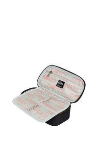 Černá kosmetická taška se zipem a světle šedým interiérem s opakujícím se textem "Fawkes". Obsahuje kapsy a přihrádky pro lepší organizaci.