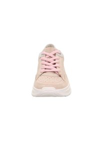 Wildlederschuh in hellbeige mit rosa Schnürsenkeln, durchlöchertem Design an der Schuhspitze und einer weißen Gummisohle. Abgerundete Form und gepolsterter Kragen.