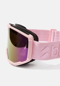 Skibril met een roze kunststof frame, donkere schuimvulling en een brede gradientlens die overgaat van groen naar paars. Verstelbare roze band.