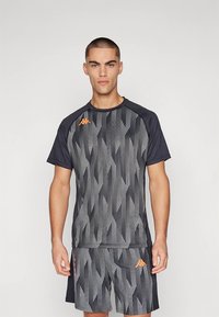 Sportlik lühikeste varrukatega särk halli ja musta triibulise mustriga, oranžide logodelementidega rinnal ja äärel. Kerge kangas.