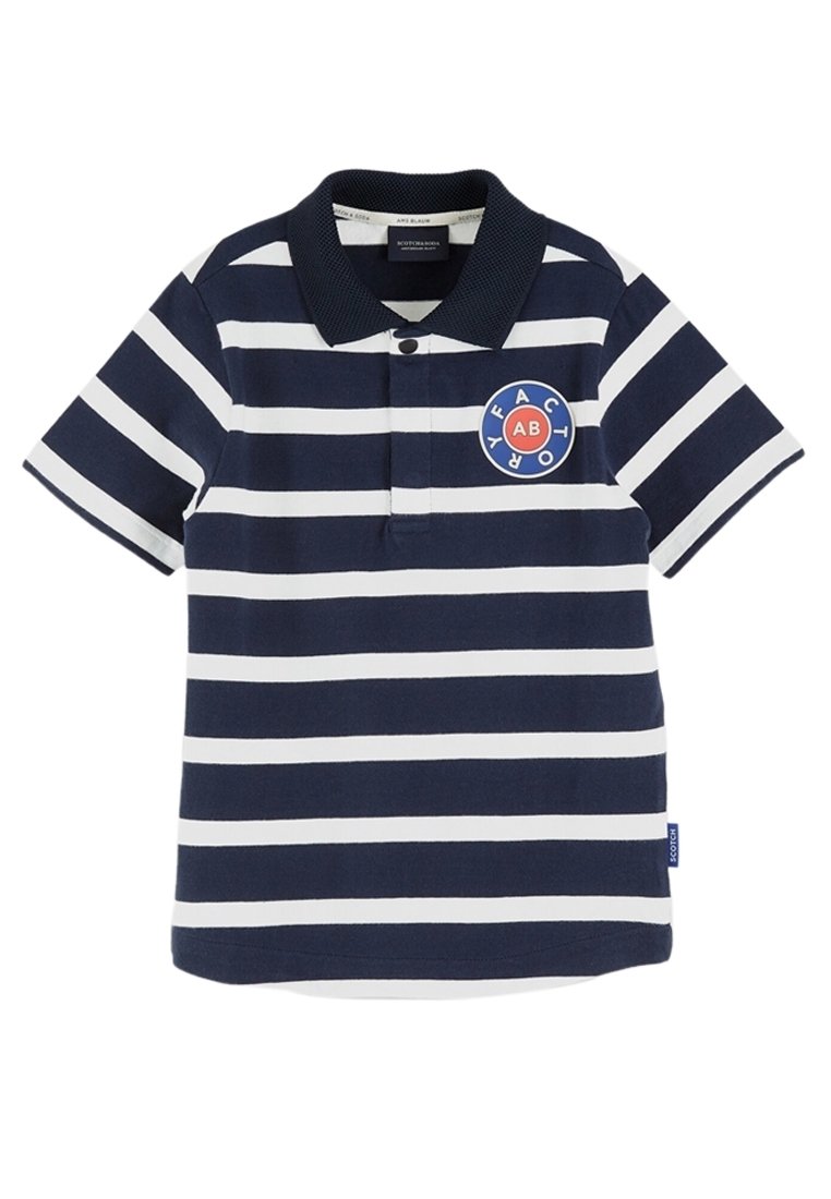 Polo a righe blu navy e bianche, maniche corte, colletto a coste, inserto frontale con bottoni, presenta una patch rotonda con logo sul petto.