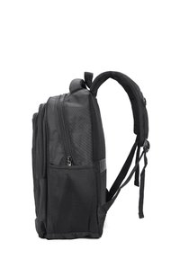 Zaino nero realizzato in tessuto resistente. Caratterizzato da più scomparti con zip, tasca frontale in rete e spallacci regolabili e imbottiti.