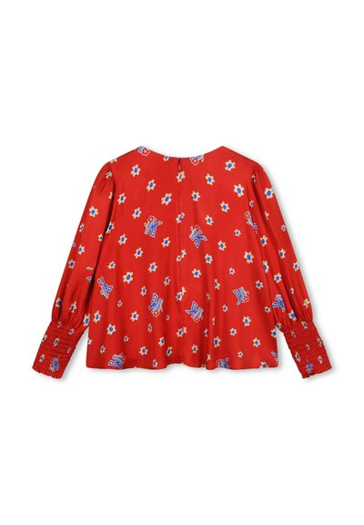 Blouse rouge avec des motifs floraux et de lettres. Manches longues avec des poignets smockés. Tissu doux, encolure ronde et fermeture à boutons à l'arrière.
