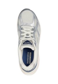Zapatilla Skechers con parte superior de malla plateada, suela blanca en contraste y plantilla azul. Presenta cierre de cordones y elementos de diseño acolchados.