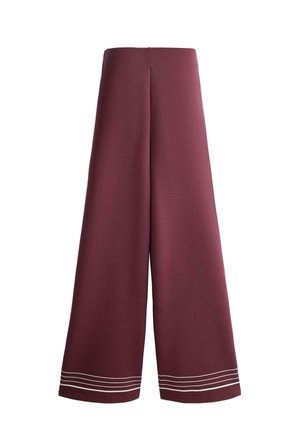 Wijde bordeauxrode broek met hoge taille en witte horizontale strepen nabij de zoom aan beide pijpen, weergegeven tegen een witte achtergrond.