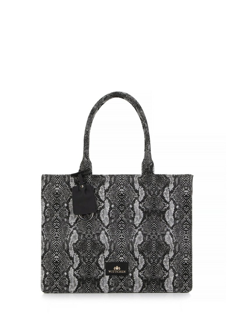 Sac fourre-tout en imprimé serpent noir et gris avec deux poignées solides, une étiquette avec des accents en métal, et un plaqué logo à l'avant. Tissu texturé.