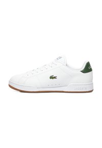 Witte leren sneaker met een groene accent op de hiel, voorzien van een gestikt logo, een ronde neus en een rubberen gumzool met perforaties.