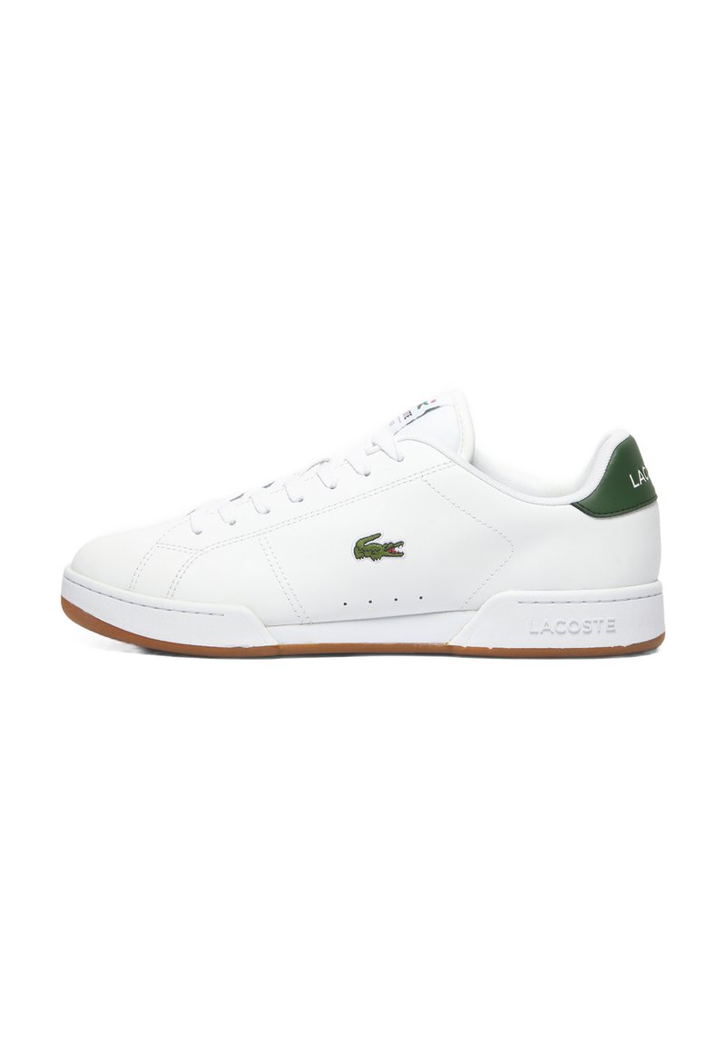 Witte leren sneaker met een groene accent op de hiel, voorzien van een gestikt logo, een ronde neus en een rubberen gumzool met perforaties.